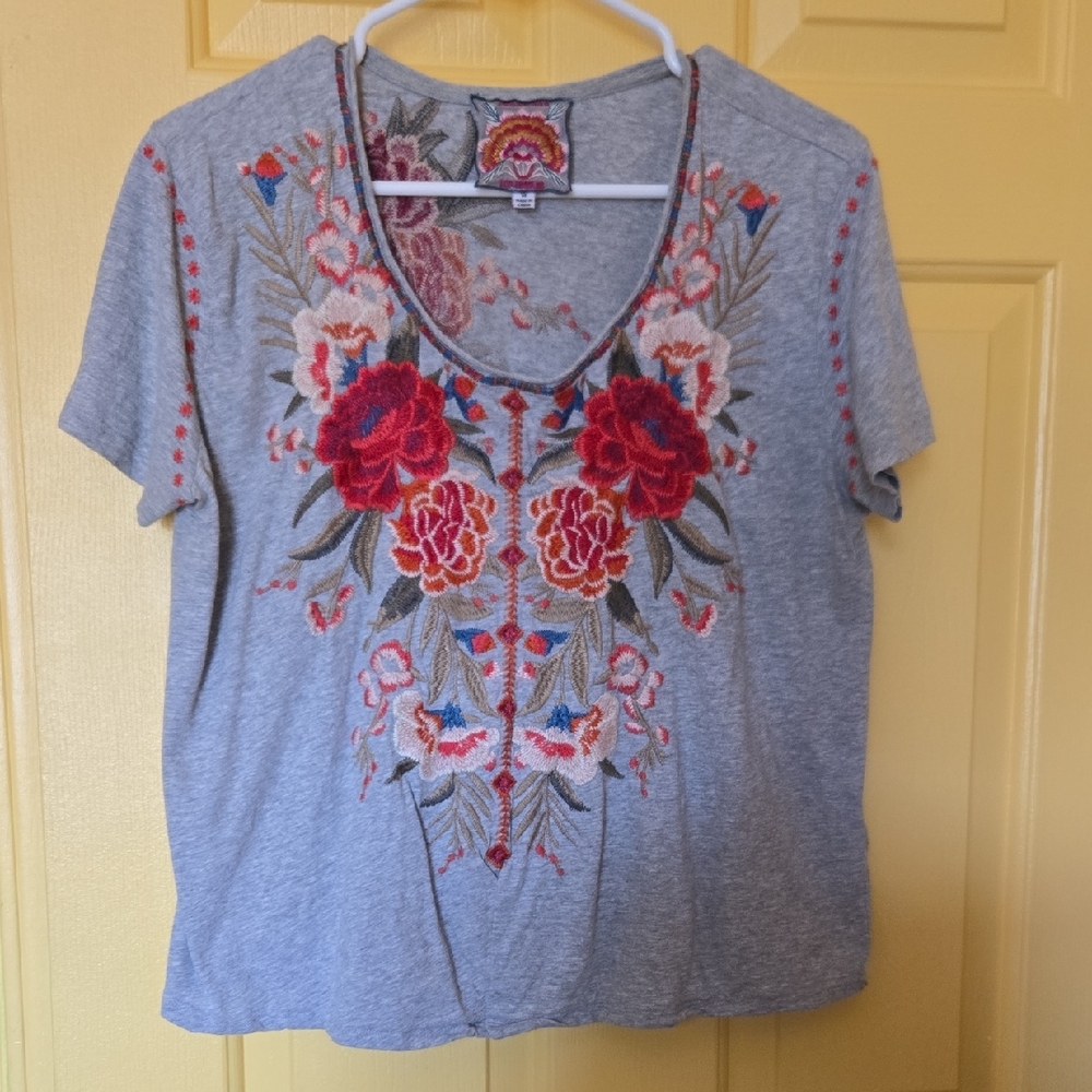 Johnny Was Gray and Red Short Sleeve Tee withEmbroidered Design